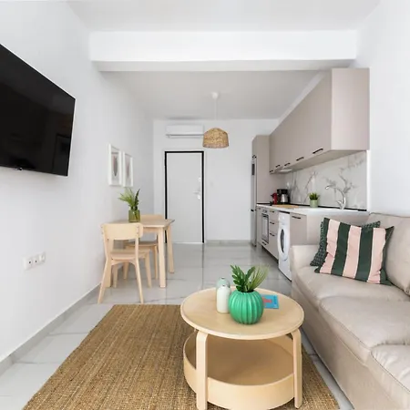 Glow Apartments, In Peraía