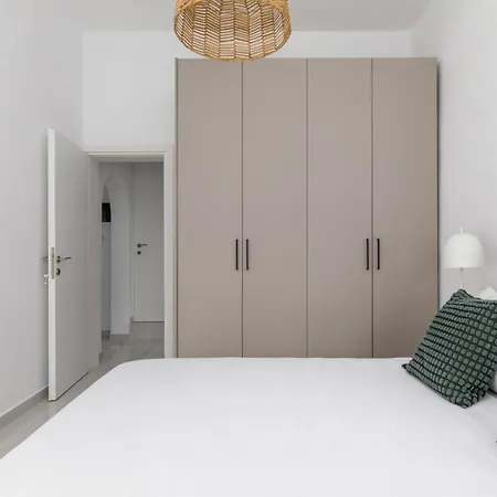 Gæstehus Glow Apartments, In Peraía